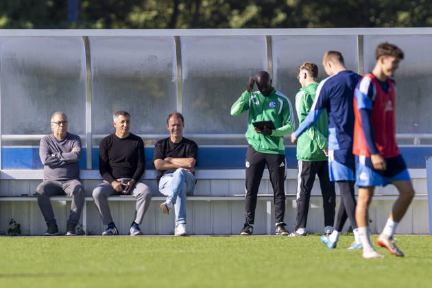 October 7, 2026, Soccer, FC Schalke 04 training session; from left: Scout Manfred Manni Dubski, FC Schalke 04; Director of Sports, NLZ, Ayhan Tumani, FC Schalke 04; Till Beckmann, Administrative Director of the NLZ at FC Schalke 04, Gelsenkirchen; FC Schalke 04 training facility, North Rhine-Westphalia, Germany; xRHR PHOTO YYx Copyright: RHR-FOTOx RHR-FOTO YY