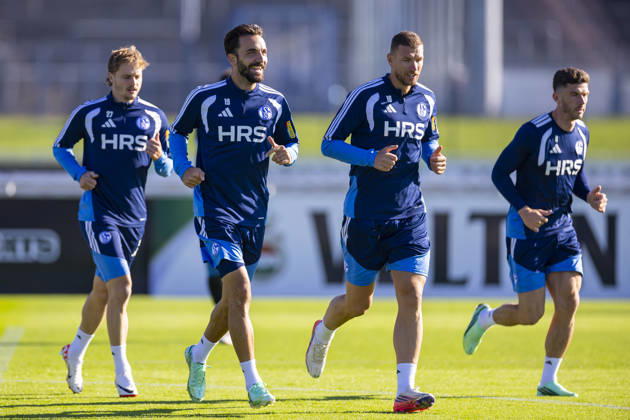October 7, 2026, Soccer, FC Schalke 04 Training: Finn Porath (FC Schalke 04), Kenan Karaman (FC Schalke 04), Edin Dzeko (FC Schalke 04), Robin Gosens, FC Schalke 04, Gelsenkirchen, FC Schalke 04 training facility, North Rhine-Westphalia, Germany, xRHR, PHOTO YYx Copyright: RHR-FOTOx RHR-FOTO YY