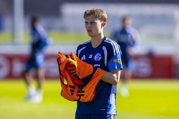 October 7, 2026, Soccer, FC Schalke 04 practice Luca Vozar FC Schalke 04 puts on a jersey Gelsenkirchen FC Schalke 04 training facility North Rhine-Westphalia, Germany xRHR PHOTO YYx Copyright: RHR-FOTOx RHR-FOTO YY