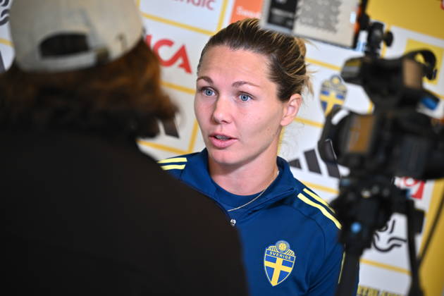 STOCKHOLM, SWEDEN, October 7, 2026 — Amanda Nildén at a press conference following the women s national team s training session at Bosön ahead of the 2027 World Cup playoff. STOCKHOLM, SWEDEN x10090x Copyright: xClaudioxBresciani TTx THE WOMEN S NATIONAL TEAM TRAINS BEFORE THE PLAYOFFS