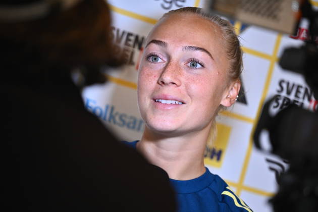 STOCKHOLM, SWEDEN, October 7, 2026 — Amanda Nildén at a press conference following the women s national team s training session at Bosön ahead of the 2027 World Cup playoff. STOCKHOLM, SWEDEN x10090x Copyright: xClaudioxBresciani TTx THE WOMEN S NATIONAL TEAM TRAINS BEFORE THE PLAYOFFS