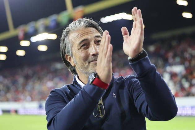 Murat Yakin of Switzerland, coach, with the fans before kickoff, Switzerland, UEFA, Nations League, Matchday 4, Switzerland vs. North Macedonia, October 6, 2026, Lucerne Swissporarena, Switzerland Copyright: xGrantxHubbsx