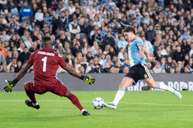 BUENOS AIRES, ARGENTINA - OCTOBER 6: Julian Alvarez of Argentina (R) runs with the ball under pressure from Marcel Dandjinou of Benin (L) during the International Friendly, Länderspiel, Nationalmannschaft football match between Argentina and Benin at the Estadio Monumental Antonio V. Liberti on October 6, 2026, in Buenos Aires, Argentina. Richard Callis Fotoarena (Richard Callis SPP) Copyright: xRichardxCallisx xSPPx spp-en-RiCa-3026257