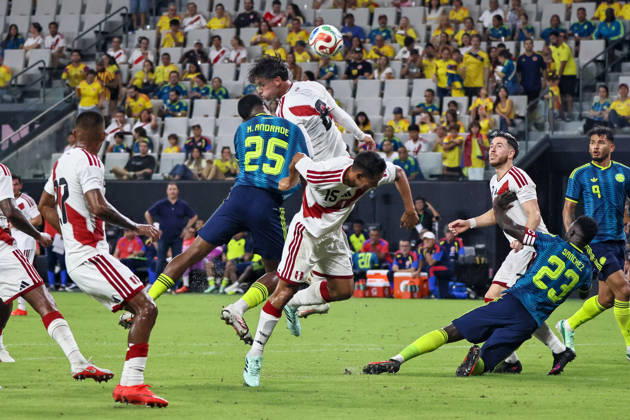 MIAMI, FL - OCTOBER 06: Erick Noriega 8, Renzo Garces 15 of Peru and Kevin Andrade 25 of Colombia battle for a ball during an International Friendly, Länderspiel, Nationalmannschaft soccer match between Colombia and Peru at NU Stadium on October 06, 2026 in Miami, Florida.(Photo by Chris Arjoon Icon Sportswire) SOCCER: OCT 06 Colombia vs Peru EDITORIAL USE ONLY Icon2610060000050