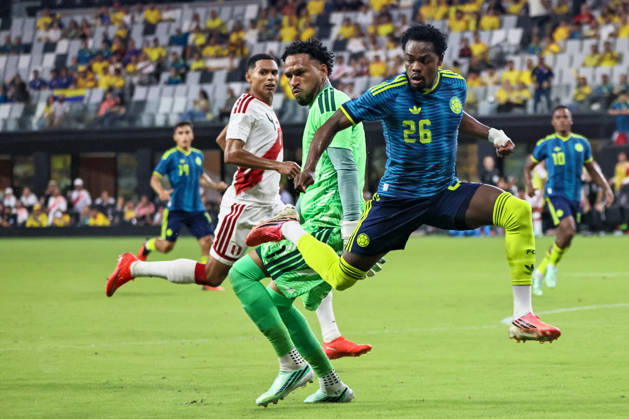 MIAMI, FL - OCTOBER 06: Carlos Andres Gomez 26 of Colombia and Pedro Gallese 1 of Peru battle for a ball during an International Friendly, Länderspiel, Nationalmannschaft soccer match between Colombia and Peru at NU Stadium on October 06, 2026 in Miami, Florida.(Photo by Chris Arjoon Icon Sportswire) SOCCER: OCT 06 Colombia vs Peru EDITORIAL USE ONLY Icon2610060000053
