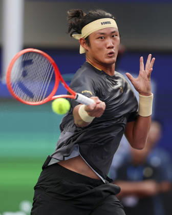 (261007) -- SHANGHAI, Oct. 7, 2026 -- Zhang Zhizhen hits a return during the men s singles first round match between Zhang Zhizhen of China and Tomas Machac of the Czech Republic at the 2026 ATP, Tennis Herren tour Shanghai Masters tennis tournament in Shanghai, China, Oct. 7, 2026. ) (SP)CHINA-SHANGHAI-TENNIS-SHANGHAI MASTERS-MEN S SINGLES (CN) WangxXiang