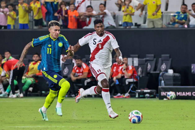 MIAMI, FL - OCTOBER 06: Camilo Duran 11 of Colombia and Miguel Araujo 5 of Peru battle for a ball during an International Friendly, Länderspiel, Nationalmannschaft soccer match between Colombia and Peru at NU Stadium on October 06, 2026 in Miami, Florida.(Photo by Chris Arjoon Icon Sportswire) SOCCER: OCT 06 Colombia vs Peru EDITORIAL USE ONLY Icon2610060000074