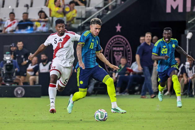 MIAMI, FL - OCTOBER 06: Camilo Duran 11 of Colombia and Miguel Araujo 5 of Peru battle for a ball during an International Friendly, Länderspiel, Nationalmannschaft soccer match between Colombia and Peru at NU Stadium on October 06, 2026 in Miami, Florida.(Photo by Chris Arjoon Icon Sportswire) SOCCER: OCT 06 Colombia vs Peru EDITORIAL USE ONLY Icon2610060000075