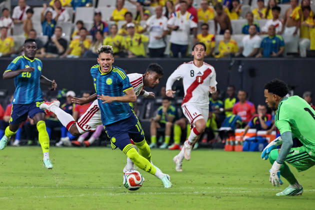 MIAMI, FL - OCTOBER 06: Camilo Duran 11 of Colombia and Miguel Araujo 5 of Peru battle for a ball during an International Friendly, Länderspiel, Nationalmannschaft soccer match between Colombia and Peru at NU Stadium on October 06, 2026 in Miami, Florida.(Photo by Chris Arjoon Icon Sportswire) SOCCER: OCT 06 Colombia vs Peru EDITORIAL USE ONLY Icon2610060000076