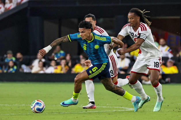MIAMI, FL - OCTOBER 06: Richard Rios 6 of Colombia and Andre Cariillo 18 of Peru battle for a ball during an International Friendly, Länderspiel, Nationalmannschaft soccer match between Colombia and Peru at NU Stadium on October 06, 2026 in Miami, Florida.(Photo by Chris Arjoon Icon Sportswire) SOCCER: OCT 06 Colombia vs Peru EDITORIAL USE ONLY Icon2610060000086