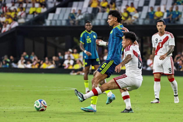 MIAMI, FL - OCTOBER 06: Richard Rios 6 of Colombia and Jesus Pretell 6 of Peru battle for a ball during an International Friendly, Länderspiel, Nationalmannschaft soccer match between Colombia and Peru at NU Stadium on October 06, 2026 in Miami, Florida.(Photo by Chris Arjoon Icon Sportswire) SOCCER: OCT 06 Colombia vs Peru EDITORIAL USE ONLY Icon2610060000096
