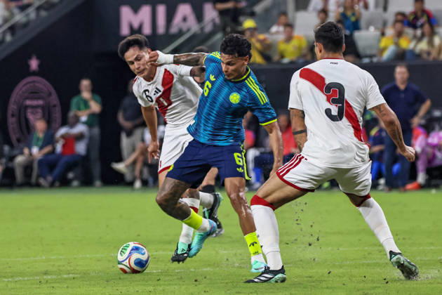 MIAMI, FL - OCTOBER 06: Richard Rios 6 of Colombia and Jesus Pretell 6 of Peru battle for a ball during an International Friendly, Länderspiel, Nationalmannschaft soccer match between Colombia and Peru at NU Stadium on October 06, 2026 in Miami, Florida.(Photo by Chris Arjoon Icon Sportswire) SOCCER: OCT 06 Colombia vs Peru EDITORIAL USE ONLY Icon2610060000097