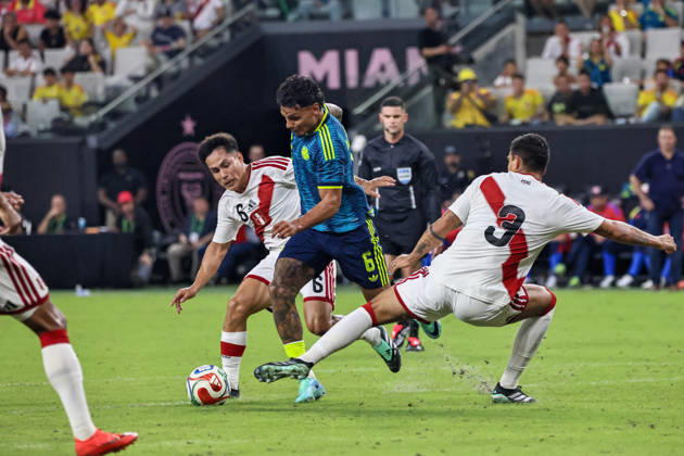 MIAMI, FL - OCTOBER 06: Richard Rios 6 of Colombia and Jesus Pretell 6 of Peru battle for a ball during an International Friendly, Länderspiel, Nationalmannschaft soccer match between Colombia and Peru at NU Stadium on October 06, 2026 in Miami, Florida.(Photo by Chris Arjoon Icon Sportswire) SOCCER: OCT 06 Colombia vs Peru EDITORIAL USE ONLY Icon2610060000098