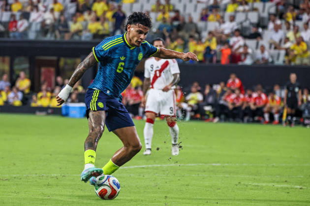 MIAMI, FL - OCTOBER 06: Richard Rios 6 of Colombia controls a ball during an International Friendly, Länderspiel, Nationalmannschaft soccer match between Colombia and Peru at NU Stadium on October 06, 2026 in Miami, Florida.(Photo by Chris Arjoon Icon Sportswire) SOCCER: OCT 06 Colombia vs Peru EDITORIAL USE ONLY Icon2610060000099