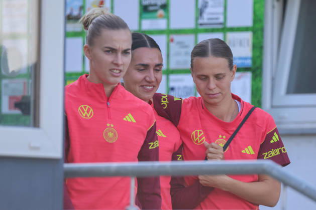 Eppelheim, Germany, October 7, 2026 German Women s National Soccer Team Training Friendly Match: Germany vs. Australia Pictured, from left: Laura Freigang (Germany), Bibiane Schulze Solano (Germany), and Klara Bühl (Germany) Copyright: HMBxMedia MadeleinexFantini