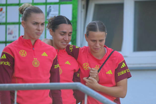 Eppelheim, Germany, October 7, 2026 German Women s National Soccer Team Training Friendly Match: Germany vs. Australia Pictured, from left: Laura Freigang (Germany), Bibiane Schulze Solano (Germany), and Klara Bühl (Germany) Copyright: HMBxMedia MadeleinexFantini
