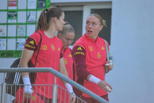 Eppelheim, Germany, October 7, 2026 German Women s National Soccer Team Training Friendly Match: Germany vs. Australia Pictured, from left: Goalkeeper Stina Johannes (Germany) and goalkeeper Laura Dick (Germany) Copyright: HMBxMedia MadeleinexFantini
