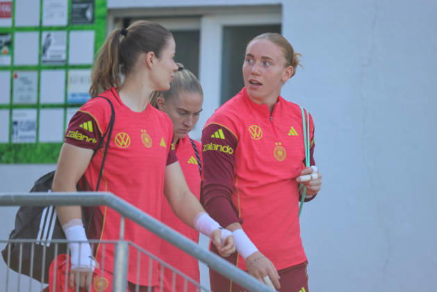 Eppelheim, Germany, October 7, 2026 German Women s National Soccer Team Training Friendly Match: Germany vs. Australia Pictured, from left: Goalkeeper Stina Johannes (Germany) and goalkeeper Laura Dick (Germany) Copyright: HMBxMedia MadeleinexFantini