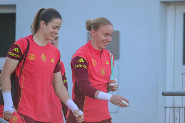 Eppelheim, Germany, October 7, 2026 German Women s National Soccer Team Training Friendly Match: Germany vs. Australia Pictured, from left: Goalkeeper Stina Johannes (Germany) and goalkeeper Laura Dick (Germany) Copyright: HMBxMedia MadeleinexFantini
