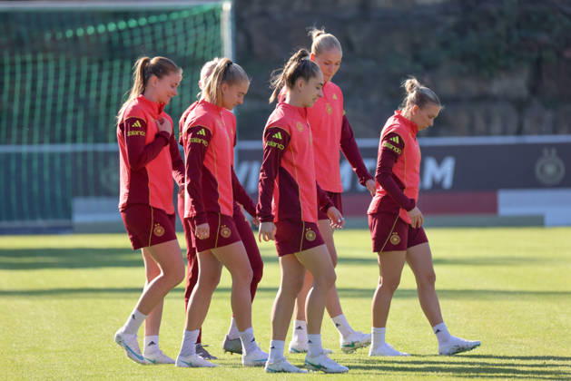 Eppelheim, Germany, October 7, 2026 German Women s National Soccer Team Training Friendly Match: Germany vs. Australia Pictured, from left: Sjoeke Nüsken (Nuesken) of Germany, Janina Minge of Germany, Sophia Kleinherne of Germany, Camilla Küver (Kuever) of Germany, and Elisa Senß (Senss) of Germany Copyright: HMBxMedia MadeleinexFantini