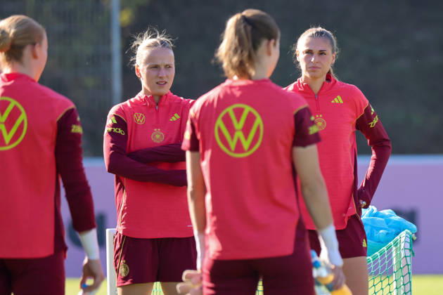 Eppelheim, Germany, October 7, 2026 German Women s National Soccer Team Training Friendly Match: Germany vs. Australia Pictured, from left: Franziska Kett (Germany) and Jule Brand (Germany) during the team meeting Copyright: HMBxMedia MadeleinexFantini
