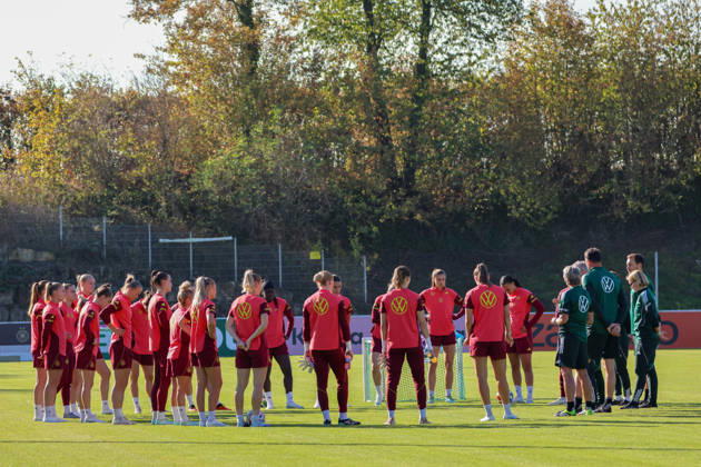Eppelheim, Germany, October 7, 2026 German Women s National Soccer Team Training Friendly Match: Germany vs. Australia Pictured: The players of the German Women s National Soccer Team gathered in a circle for a team meeting Copyright: HMBxMedia MadeleinexFantini