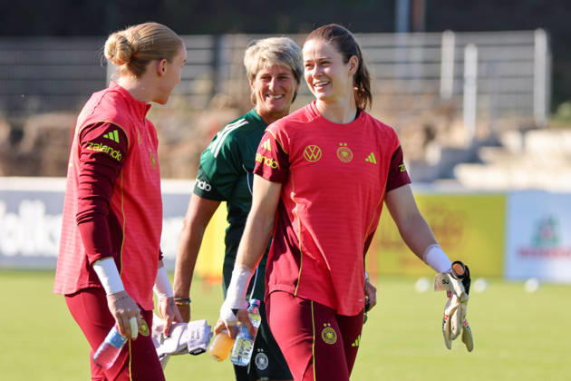Eppelheim, Germany, October 7, 2026 German Women s National Soccer Team Training Friendly Match: Germany vs. Australia Pictured, from left: Goalkeeper Laura Dick (Germany) and goalkeeper Stina Johannes (Germany) Copyright: HMBxMedia MadeleinexFantini