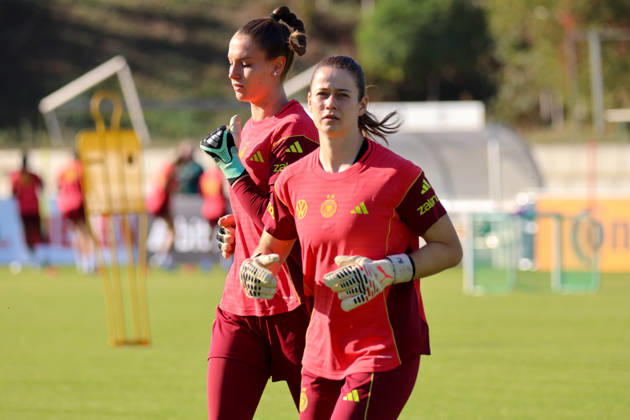 Eppelheim, Germany, October 7, 2026 German Women s National Soccer Team Training Friendly Match: Germany vs. Australia Pictured, from left: Goalkeeper Ena Mahmutovic (Germany) and goalkeeper Laura Dick (Germany) Copyright: HMBxMedia MadeleinexFantini