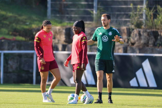 Eppelheim, Germany, October 7, 2026 German Women s National Soccer Team Training Friendly Match: Germany vs. Australia Pictured, from left: Lisa Baum (Germany), Nicole Anyomi (Germany), and strength and conditioning coach Julius Balsmeier (Germany) Copyright: HMBxMedia MadeleinexFantini