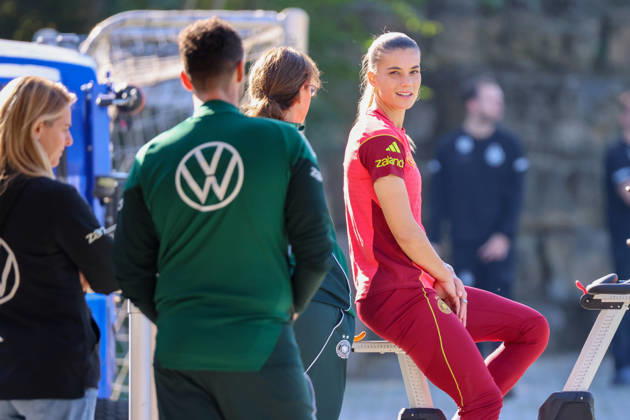 Eppelheim, Germany, October 7, 2026 German Women s National Soccer Team Training Friendly Match: Germany vs. Australia Pictured: Selina Cerci of Germany doing recovery work on a stationary bike away from the training session Copyright: HMBxMedia MadeleinexFantini