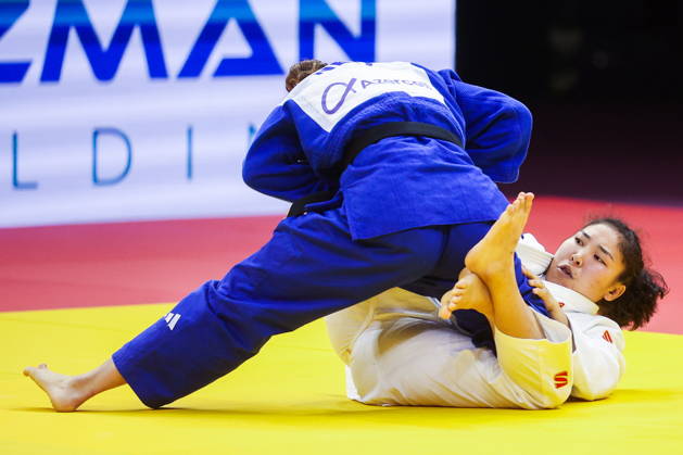 AZERBAIJAN, BAKU - OCTOBER 7, 2026: Lkhagvatogoogiin Enkhriilen (R) of Mongolia and Joanne van Lieshout of the Netherlands compete in their -63 kg bout as part of the 2026 World Judo Championships at the National Gymnastics Arena 2026 World Judo Championships In Baku - ZUMAt113 20261007_zaa_t113_436 Copyright: xMikhailxSinitsynx