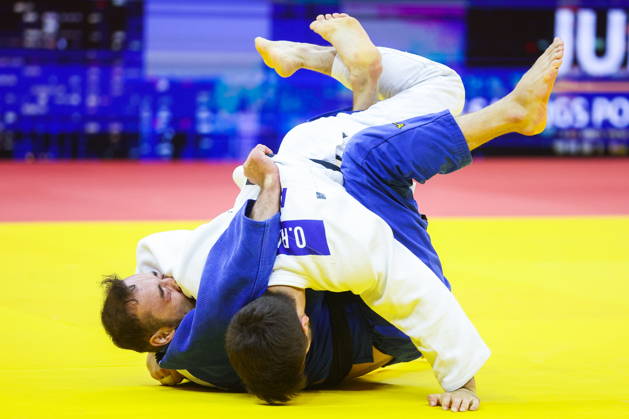 AZERBAIJAN, BAKU - OCTOBER 7, 2026: Omar Radzhabli (top) of Azerbaijan and Abylaikhan Zhubanazar of Kazakhstan compete in their -81 kg bout as part of the 2026 World Judo Championships at the National Gymnastics Arena 2026 World Judo Championships In Baku - ZUMAt113 20261007_zaa_t113_442 Copyright: xMikhailxSinitsynx