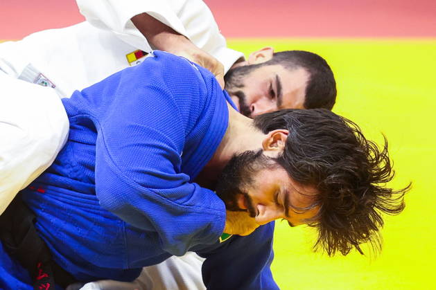 AZERBAIJAN, BAKU - OCTOBER 7, 2026: Zelim Tckaev (back) of Azerbaijan and Tato Grigalashvili of Georgia compete in their -81 kg bout as part of the 2026 World Judo Championships at the National Gymnastics Arena. Mikhail Sinitsyn TASS 98916895