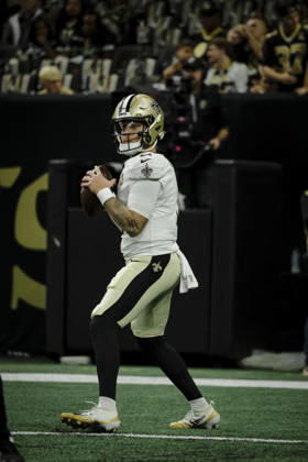 NEW ORLEANS, LA - OCTOBER 05: Tyler Shough 6 of the New Orleans Saints warms up before a game against the Atlanta Falcons at Caesars Superdome on October 5, 2026, in New Orleans, Louisiana. (Photo by Derick Hingle Icon Sportswire) NFL, American Football Herren, USA OCT 05 Falcons at Saints EDITORIAL USE ONLY Icon12626105053