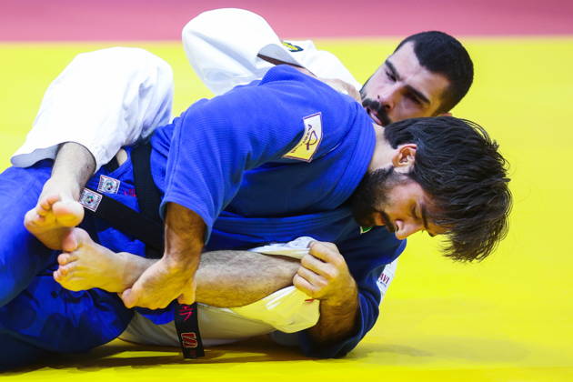 AZERBAIJAN, BAKU - OCTOBER 7, 2026: Zelim Tckaev (back) of Azerbaijan and Tato Grigalashvili of Georgia compete in their -81 kg bout as part of the 2026 World Judo Championships at the National Gymnastics Arena. Mikhail Sinitsyn TASS 98916897