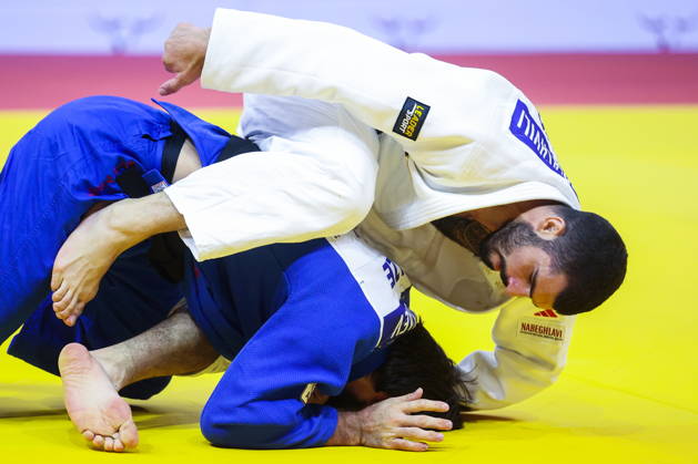 AZERBAIJAN, BAKU - OCTOBER 7, 2026: Zelim Tckaev (top) of Azerbaijan and Tato Grigalashvili of Georgia compete in their -81 kg bout as part of the 2026 World Judo Championships at the National Gymnastics Arena. Mikhail Sinitsyn TASS 98916900