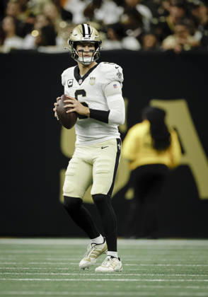 NEW ORLEANS, LA - OCTOBER 05: Tyler Shough 6 of the New Orleans Saints warms up before taking a possession against the Atlanta Falcons during the first half of a game at Caesars Superdome on October 5, 2026, in New Orleans, Louisiana. (Photo by Derick Hingle Icon Sportswire) NFL, American Football Herren, USA OCT 05 Falcons at Saints EDITORIAL USE ONLY Icon12626105084