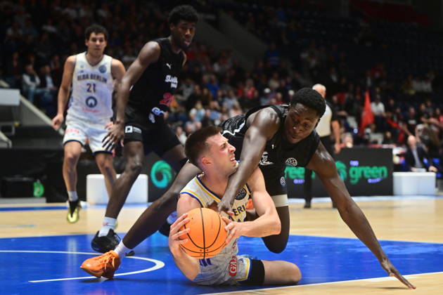 Men s basketball Champions League, group G, 1st round, match Slavia Praha NBK and Alba Berlin in Pardubice, Czech Republic, October 7, 2026. From left Joe Wieskamp of Alba, Nana Owusu-Anane of Slavia. (CTKxPhoto JosefxVostarek) CTKPhotoP2026100707511 CTKPhotoP2026100707511