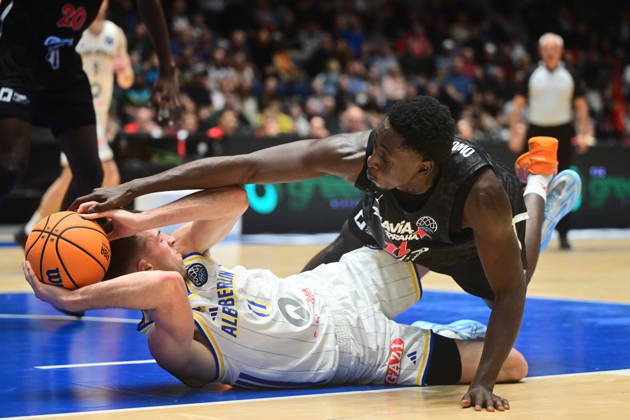 Men s basketball Champions League, group G, 1st round, match Slavia Praha NBK and Alba Berlin in Pardubice, Czech Republic, October 7, 2026. From left Joe Wieskamp of Alba, Nana Owusu-Anane of Slavia. (CTKxPhoto JosefxVostarek) CTKPhotoP2026100707516 CTKPhotoP2026100707516