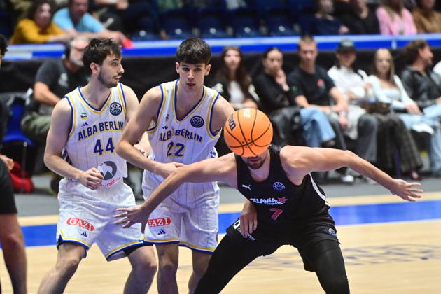 Men s basketball Champions League, group G, 1st round, match Slavia Praha NBK and Alba Berlin in Pardubice, Czech Republic, October 7, 2026. From left Julius Bohmer of Slavia, Radovan Mrazek of Alba. (CTKxPhoto JosefxVostarek) CTKPhotoP2026100707696 CTKPhotoP2026100707696