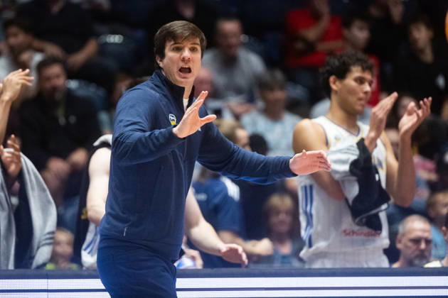 Men s basketball Champions League, group G, 1st round, match Slavia Praha NBK and Alba Berlin in Pardubice, Czech Republic, October 7, 2026. Coach of Alba Berlin Pedro Calles. (CTKxPhoto JosefxVostarek) CTKPhotoP2026100707862 CTKPhotoP2026100707862