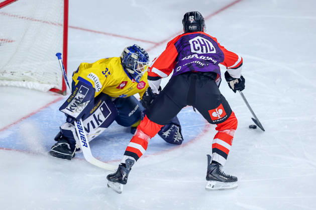 October 7, 2026, Ice Hockey, CHL, Kölner Haie vs. Blue Fox Herning, Champions Hockey League 2026–27, Matchday 5, 2026–27 Season, Lanxess Arena, Cologne: Marcel Noebels of the Kölner Haie 92 misses a scoring opportunity on a penalty shot against Janis Fecers of Blue Fox Herning 35, North Rhine-Westphalia, Germany