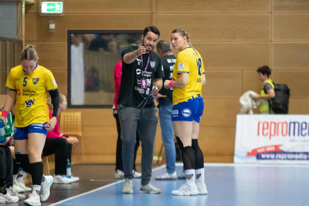 Handball, Alsco HBF1: HC Leipzig vs. TuS Metzingen, October 7, 2026. Coach Erik Töpfer of HC Leipzig giving instructions to Jasmin Eckart (18), HC Leipzig, Alsco Women s Handball Bundesliga (HBF1), 2026–2027 season, Matchday 5: HC Leipzig vs. TuS Metzingen on October 7, 2026, at the Markranstädt Sports Center Copyright: xBEAUTIFULxSPORTS JanxKaeferx