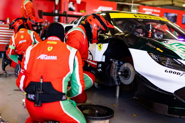 AUTO - ELMS - 4 HOURS OF PORTIMAO 2026 55 CAMERON Duncan (gbr), PEREL David (rsa), GRIFFIN Matthew (irl), Spirit of Race, Ferrari 296 LMGT3 Evo, LMGT3, mecaniciens, mechanics pitlane, during the 4 Hours of Portimao 2026, 6th round of the 2026 European Le Mans Series on the Autodromo Internacional do Algarve from October 8 to 10, 2026 in Portimao, Portugal - Copyright: xJoaoxFilipex