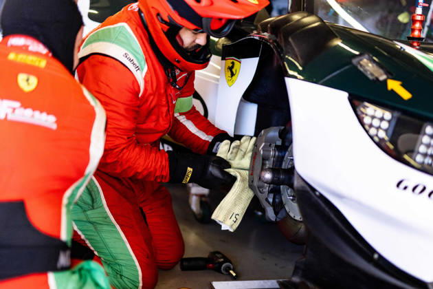 AUTO - ELMS - 4 HOURS OF PORTIMAO 2026 55 CAMERON Duncan (gbr), PEREL David (rsa), GRIFFIN Matthew (irl), Spirit of Race, Ferrari 296 LMGT3 Evo, LMGT3, mecaniciens, mechanics pitlane, during the 4 Hours of Portimao 2026, 6th round of the 2026 European Le Mans Series on the Autodromo Internacional do Algarve from October 8 to 10, 2026 in Portimao, Portugal - Copyright: xJoaoxFilipex