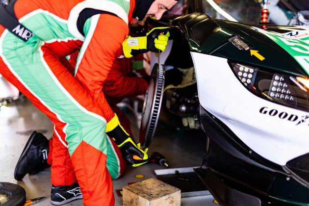 AUTO - ELMS - 4 HOURS OF PORTIMAO 2026 55 CAMERON Duncan (gbr), PEREL David (rsa), GRIFFIN Matthew (irl), Spirit of Race, Ferrari 296 LMGT3 Evo, LMGT3, mecaniciens, mechanics pitlane, during the 4 Hours of Portimao 2026, 6th round of the 2026 European Le Mans Series on the Autodromo Internacional do Algarve from October 8 to 10, 2026 in Portimao, Portugal - Copyright: xJoaoxFilipex