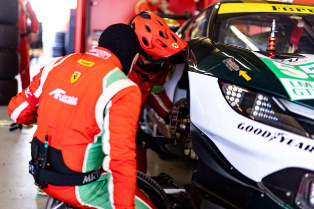 AUTO - ELMS - 4 HOURS OF PORTIMAO 2026 55 CAMERON Duncan (gbr), PEREL David (rsa), GRIFFIN Matthew (irl), Spirit of Race, Ferrari 296 LMGT3 Evo, LMGT3, mecaniciens, mechanics pitlane, during the 4 Hours of Portimao 2026, 6th round of the 2026 European Le Mans Series on the Autodromo Internacional do Algarve from October 8 to 10, 2026 in Portimao, Portugal - Copyright: xJoaoxFilipex