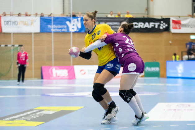 Handball, Alsco HBF1 HC Leipzig vs. TuS Metzingen, October 7, 2026, Marlene Tucholke 23, HC Leipzig pressured by Svenja Hübner 26, TuS Metzingen, Alsco Women’s Handball Bundesliga (HBF1), 2026–2027 season, Matchday 5: HC Leipzig vs. TuS Metzingen on October 7, 2026, at the Markranstädt Sports Center Copyright: xBEAUTIFULxSPORTS JanxKaeferx