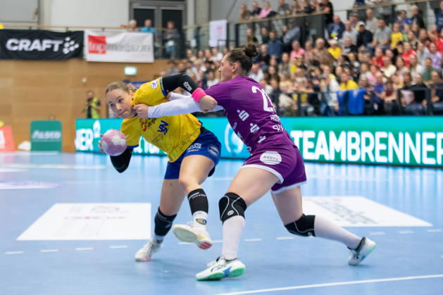 Handball, Alsco HBF1: HC Leipzig vs. TuS Metzingen, October 7, 2026. Lara Tauchmann (28) of HC Leipzig is challenged by Svenja Hübner (26) of TuS Metzingen. Alsco Women’s Handball Bundesliga (HBF1), 2026–2027 season, Matchday 5: HC Leipzig vs. TuS Metzingen on October 7, 2026, at the Markranstädt Sports Center Copyright: xBEAUTIFULxSPORTS JanxKaeferx