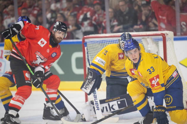 CHL Kölner Haie vs. Herning Blue Fox, Cologne, October 7, 2026 Ryan Macinnis, Kölner Haie, forward, 77 Janis Fecers, Herning Blue Fox, Goaltender, 35 Casper Larsen, Herning Blue Fox, Defenseman, 33 CHL Cologne Sharks vs. Herning Blue Fox on October 7, 2026, at the LanxessArena in Cologne, Germany Copyright: xBEAUTIFULxSPORTS AndreasxDickx